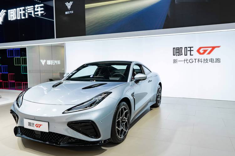 惠州37哪吒汽车在智能汽车领域的表现，领途汽车在新能源汽车市场中的影响力